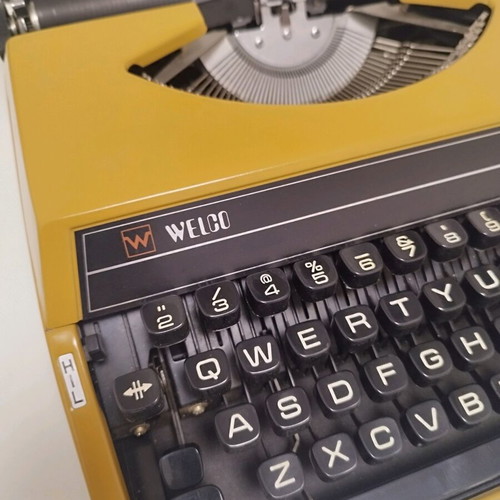 Welco 200 De Luxe typewriter like new, vintage mustard color
