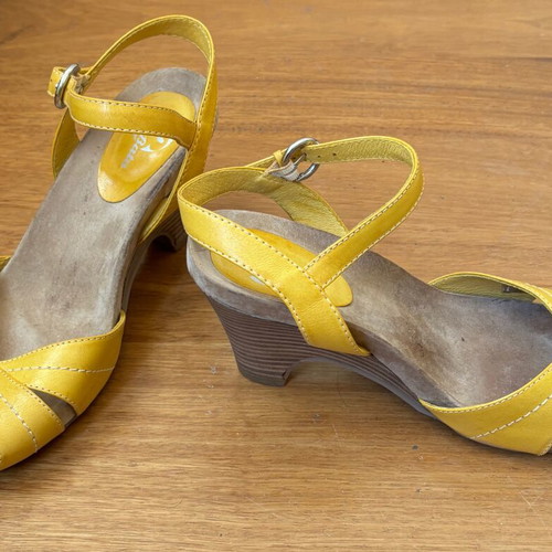 Leather sandals used size 40 yellow with 9cm wooden heel