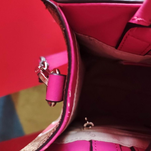 Guess handbag like new, fuchsia color with extra strap