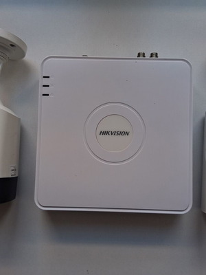 Σετ καταγραφικό Hikvision 4 καναλιών με 2 εξωτερικές κάμερες HD 720p μεταχειρισμένο