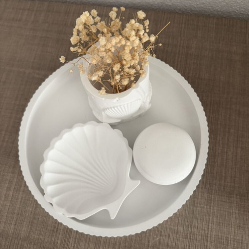 Minimal decorative set like new