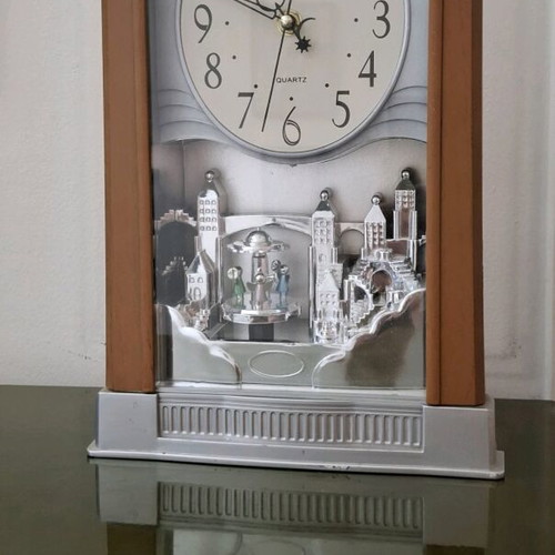 Quartz table clock used with decorative city scene