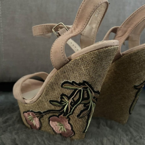 Platform sandals with handmade floral design, like new, size 37, black and pink