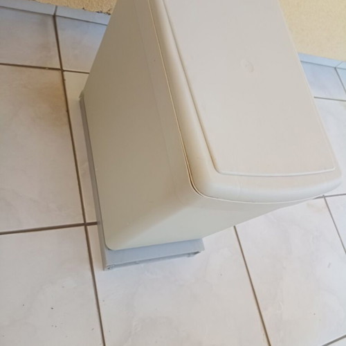 Sliding trash bin
