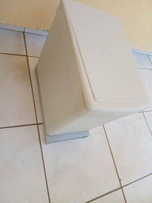 Sliding trash bin