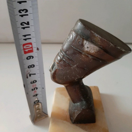 Metal bust of Nefertiti used with marble base