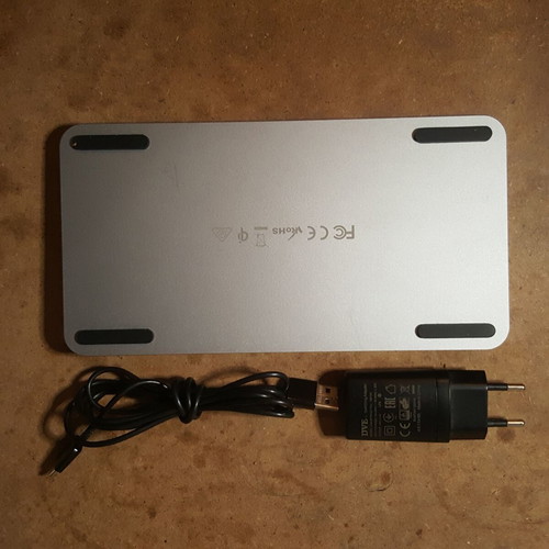 Satechi Q1 Wireless Charging Pad for Apple like new