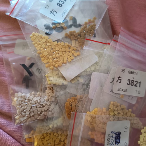 Diamond painting beads like new, set of 182 shades in separate bags