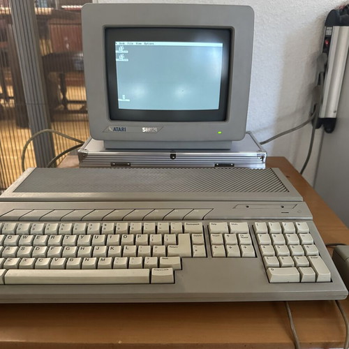 Atari 1040STFM with Atari SM124 monitor, original mouse and Greek manual used