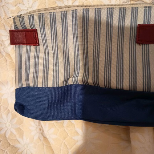Striped toiletry bag like new, white and blue, 20x12