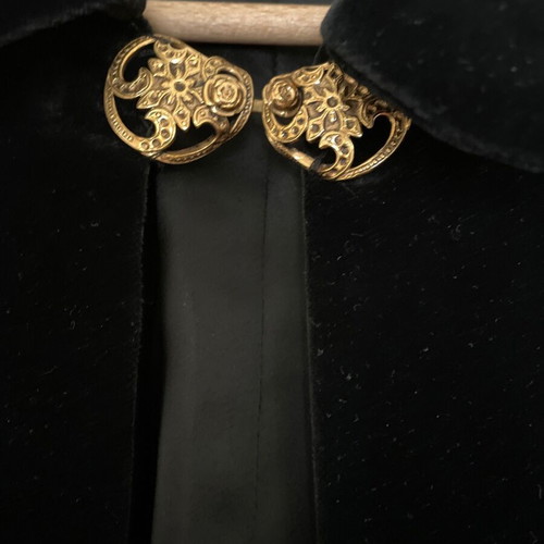 Short velvet cape like new, black