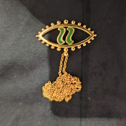 Pendant charm 2022 gold color, like new, green detail