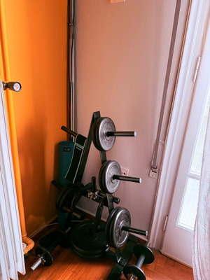 Fitness weight set like new with jump rope, resistance band and large bar