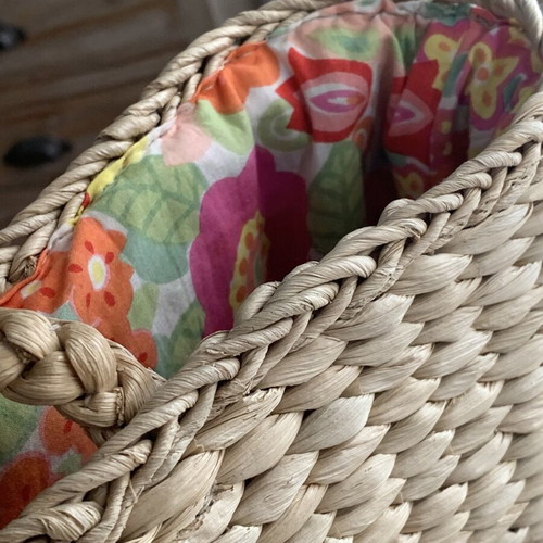 Straw bag like new with braided handles and colorful fabric lining
