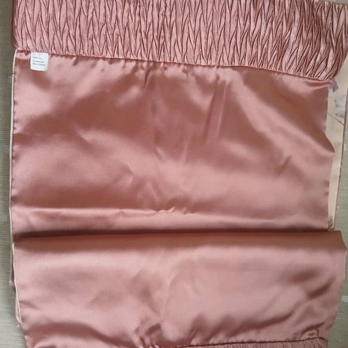 Satin table runner like new, dimensions 1.50 x 0.40