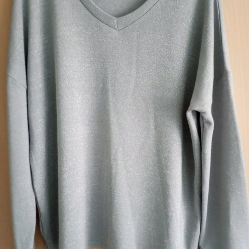 Lame blouse like new, silver with v-neck, size L