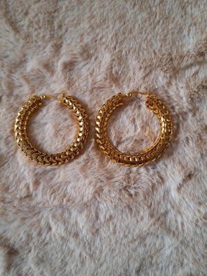 Gold earrings like new with unique design