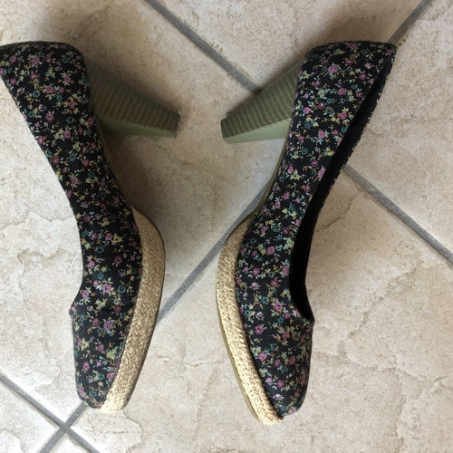 Women’s shoes size 38 used, floral design on black background