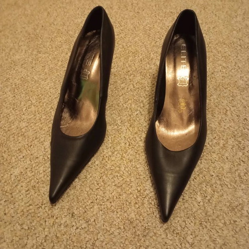 A To Z Greek women's black pumps size 40 like new