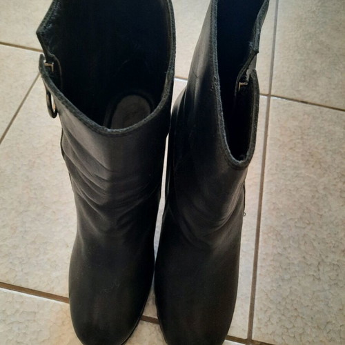 Leather ankle boots size 40 like new, black