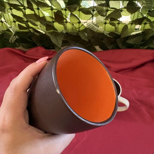 Set of 2 ceramic coffee mugs (brown/orange & white/brown)