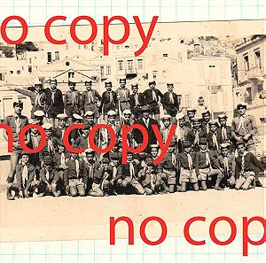 Σύμη : Φωτογραφία Ασπρόμαυρη Παλιά (Ομάδα Προσκόπων στο Λιμάνι της Σύμης με Φόντο τον Παραδοσιακό Οικισμό της), Αυθεντική του 1950, Διάστασης 9,5 Χ 6,5 εκατοστά.