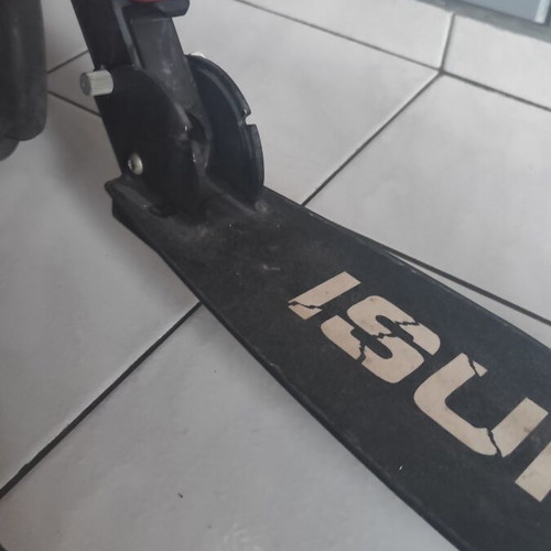 Foldable scooter like new, adjustable handlebar, with brakes