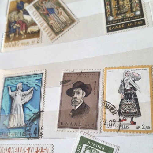 Collectible stamps from around the world like new, over 500 with albums and box