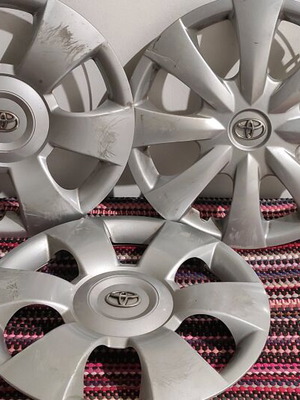 Τάσια Toyota 15" μεταχειρισμένα, σετ 3 με γρατσουνιές