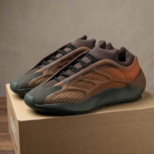Adidas Yeezy 700 V3 "Copper Fade" like new, size 45