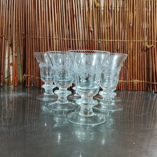 Set of 4 stemmed liqueur glasses with engraved decoration new