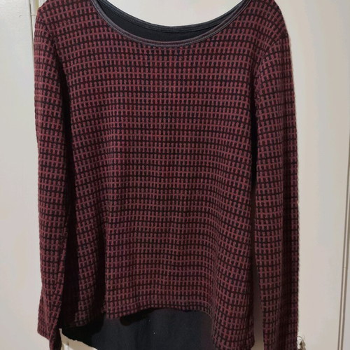 Knitted blouse used, burgundy with back opening and bow