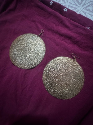 Large gold earrings like new, highly impressive
