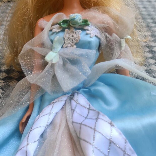 Barbie Sleeping Beauty 1998 vintage Mattel doll with original dress and pillow
