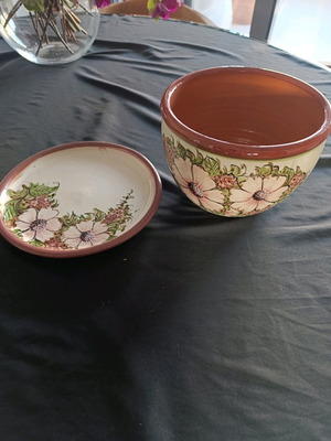 Handmade ceramic flowerpot with saucer like new, hand-painted floral patterns