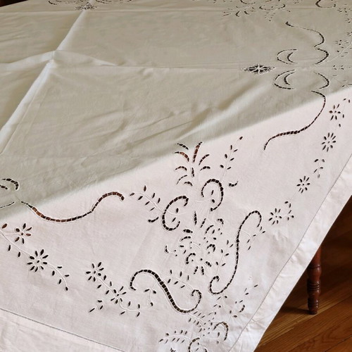 Handmade cutwork tablecloth like new 160x160