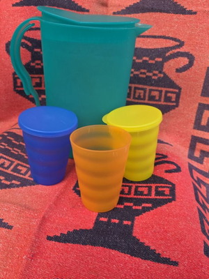Tupperware κανάτα με τρία ποτήρια