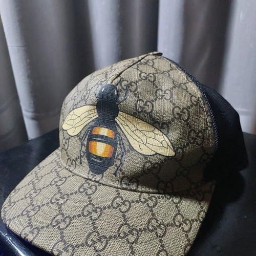 Gucci GG Supreme cap with bee, like new, made in Italy
