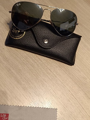 Ray Ban RB3025 Aviator sunglasses, medium size, silver frame