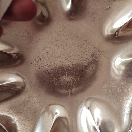 Vintage silver-plated serving bowl with handle and engraved design like new