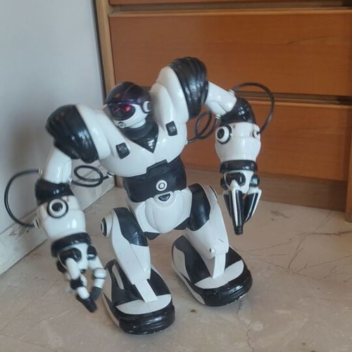 Robosapien robot used, functional without remote control