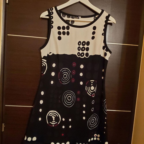 Sleeveless dress Italian made like new, size 46, black and white
