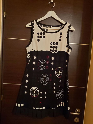 Sleeveless dress Italian made like new, size 46, black and white