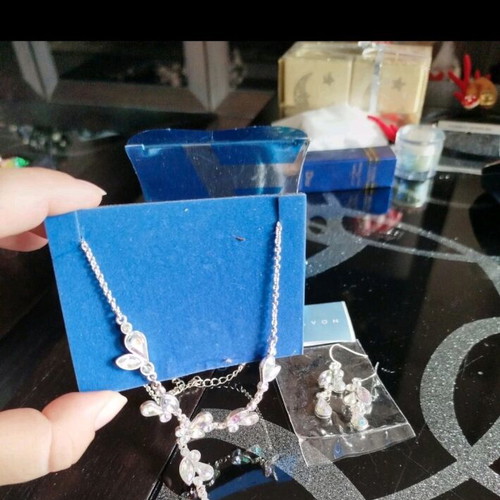 Avon teardrop necklace and earrings set new, turquoise and silver