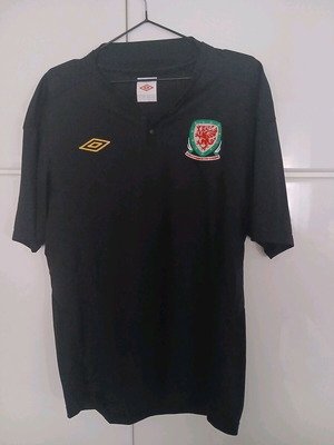Wales National Team Umbro 2011 Shirt like new, size Large