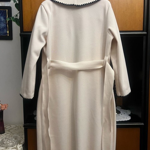 Women's off-white coat like new with belt and pockets