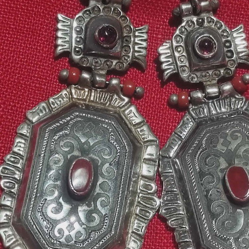 Silver traditional earrings like new with ruby granules