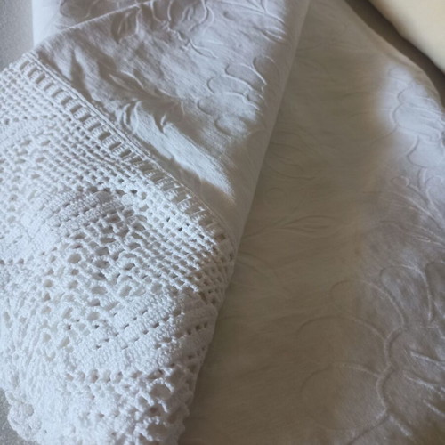 Linen blanket double size like new with handmade knitted edges
