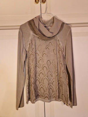 Gray long-sleeve blouse Small - Medium like new with embossed designs