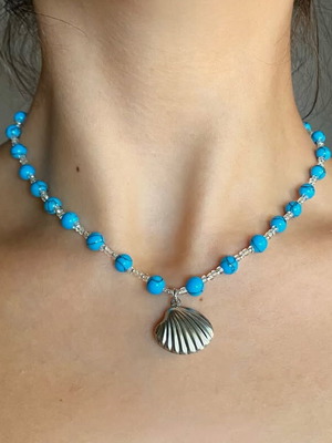 Elastic necklace handmade with howlite beads and steel shell pendant